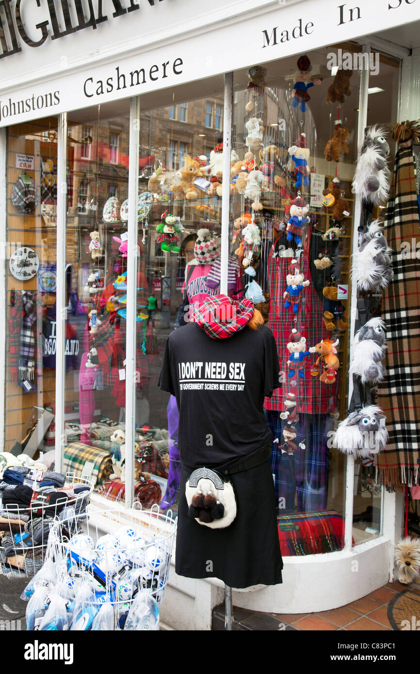 Boutique de souvenirs touristiques typiques d'Édimbourg, en Écosse, la vente comme tat tartan cachemire perruques gingembre kilts etc Banque D'Images