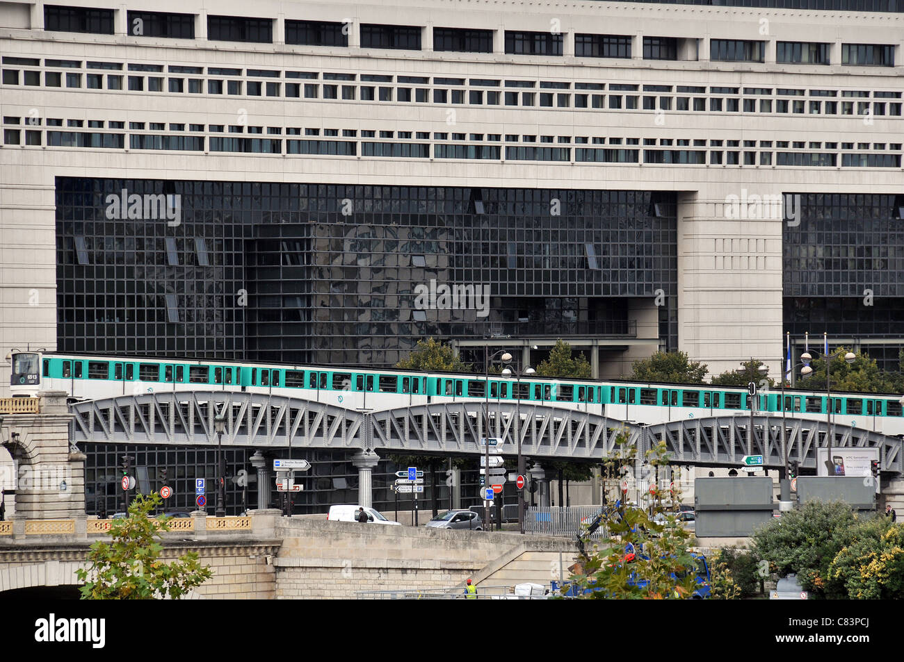 Le métro Pont de fer avant Bercy Ministère de l'économie et des finances Paris France Banque D'Images