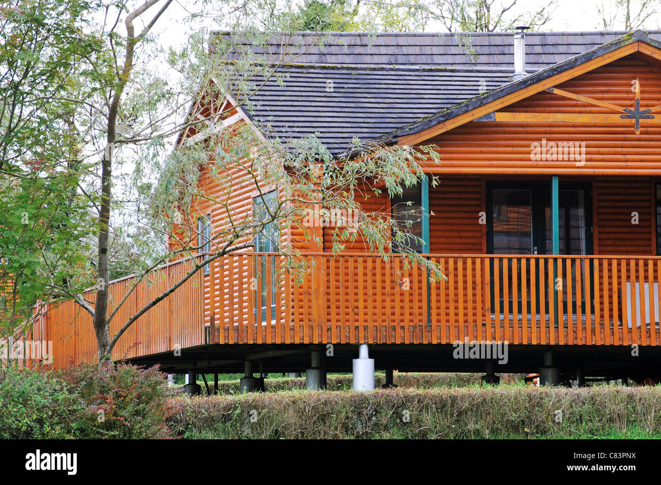 Log cabin chalet moderne Banque D'Images