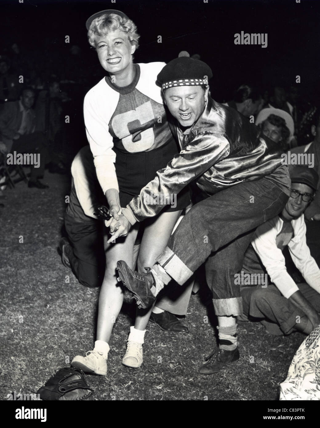 SHELLEY WINTERS avec d'autres star du cinéma hollywoodien à propos de Mickey Rooney 1956 Banque D'Images