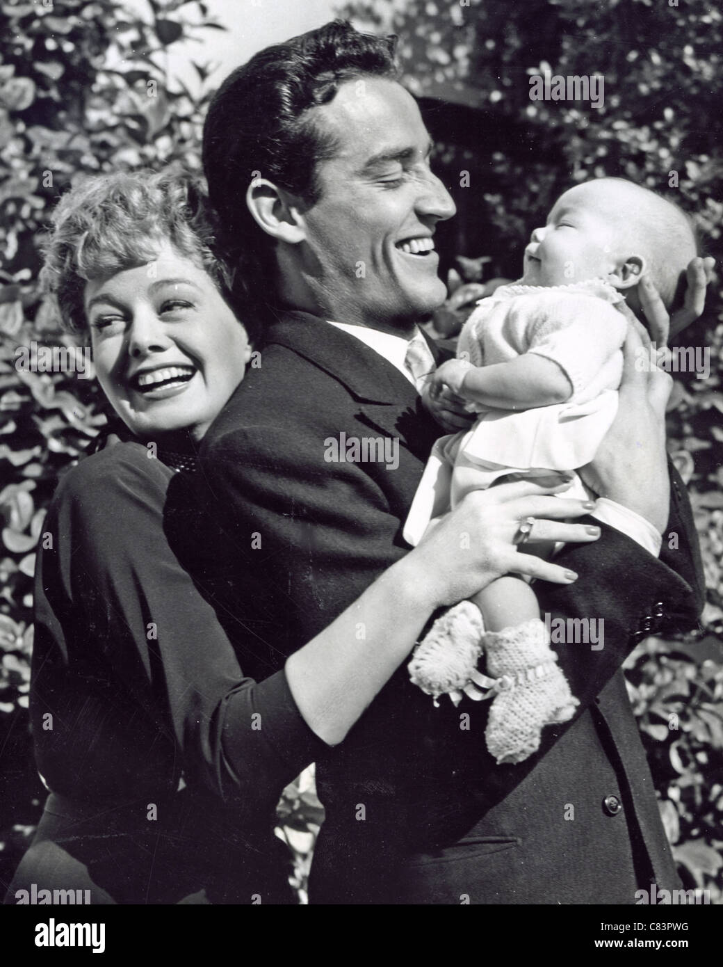 SHELLEY WINTERS avec mari Vittorio Gassman et sa fille Vittoria en 1954 Banque D'Images