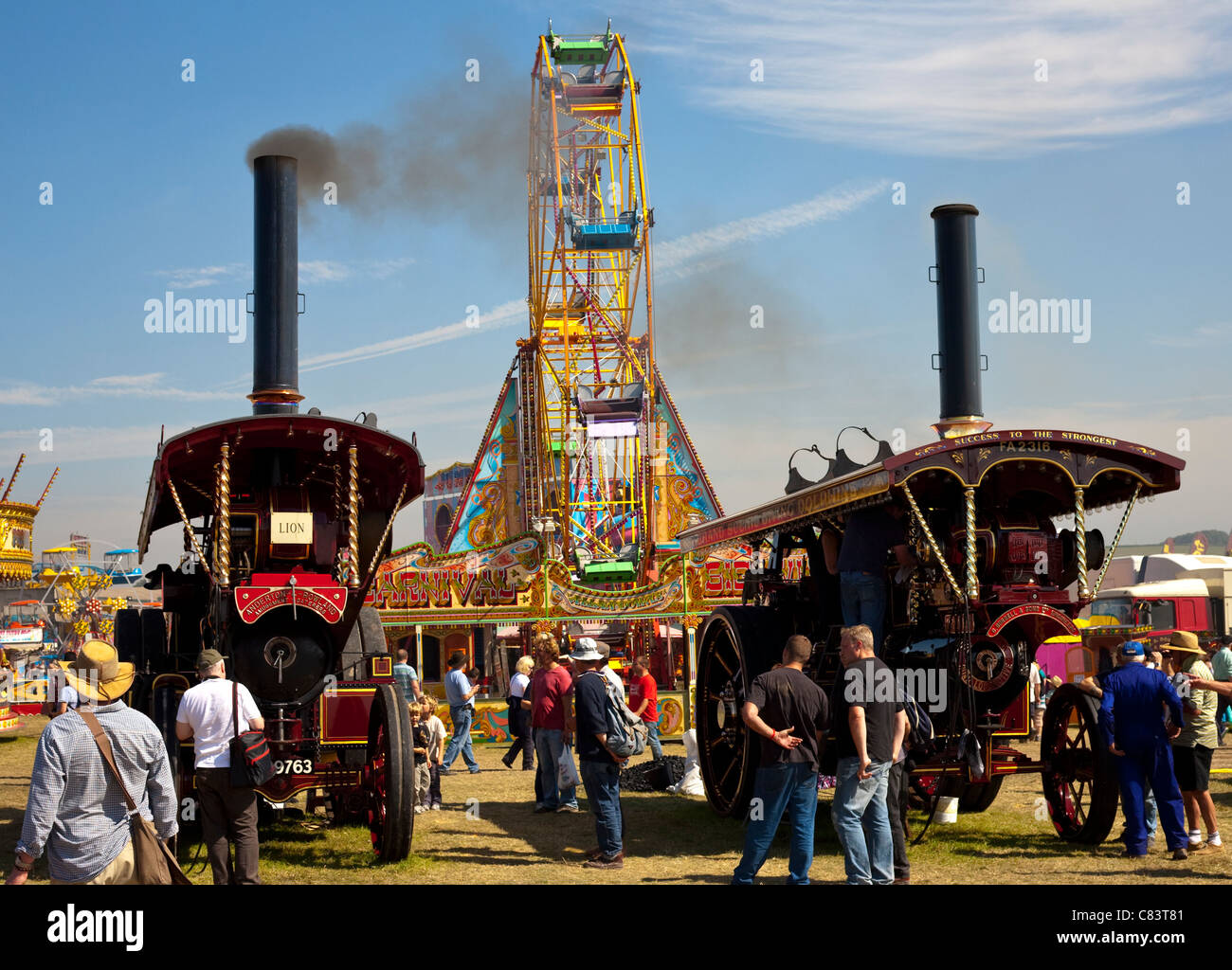 Foules appréciant les moteurs de traction à vapeur et juste à la vapeur juste dorset Banque D'Images