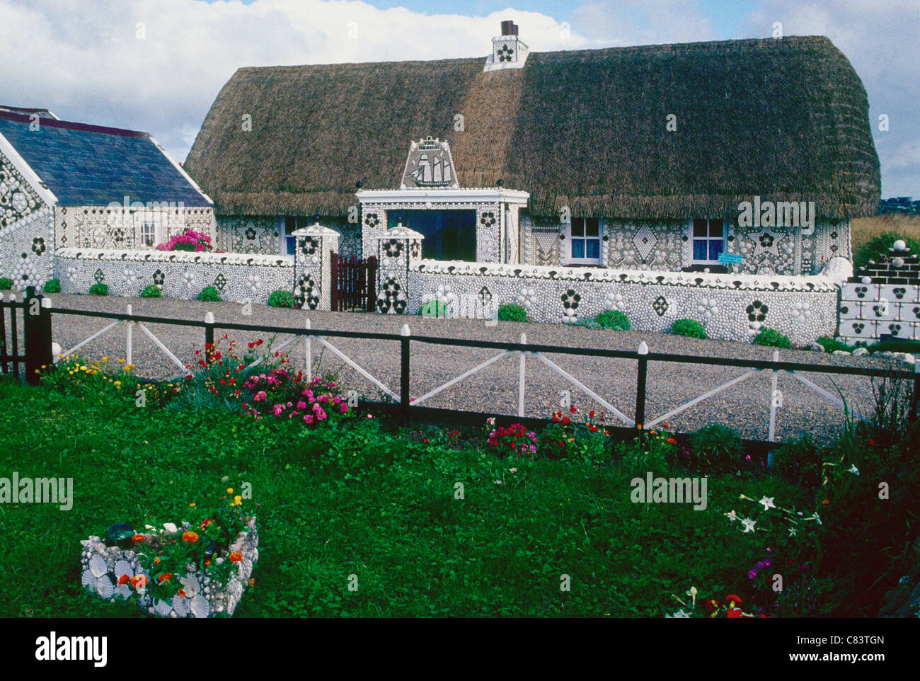Une chaumière unique décoré avec des coquillages à Co Wexford Irlande Banque D'Images