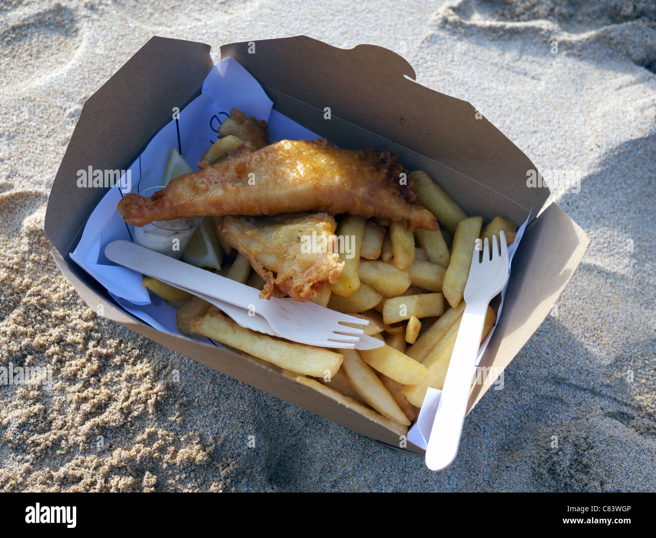 Fish and Chips sur la plage. Banque D'Images