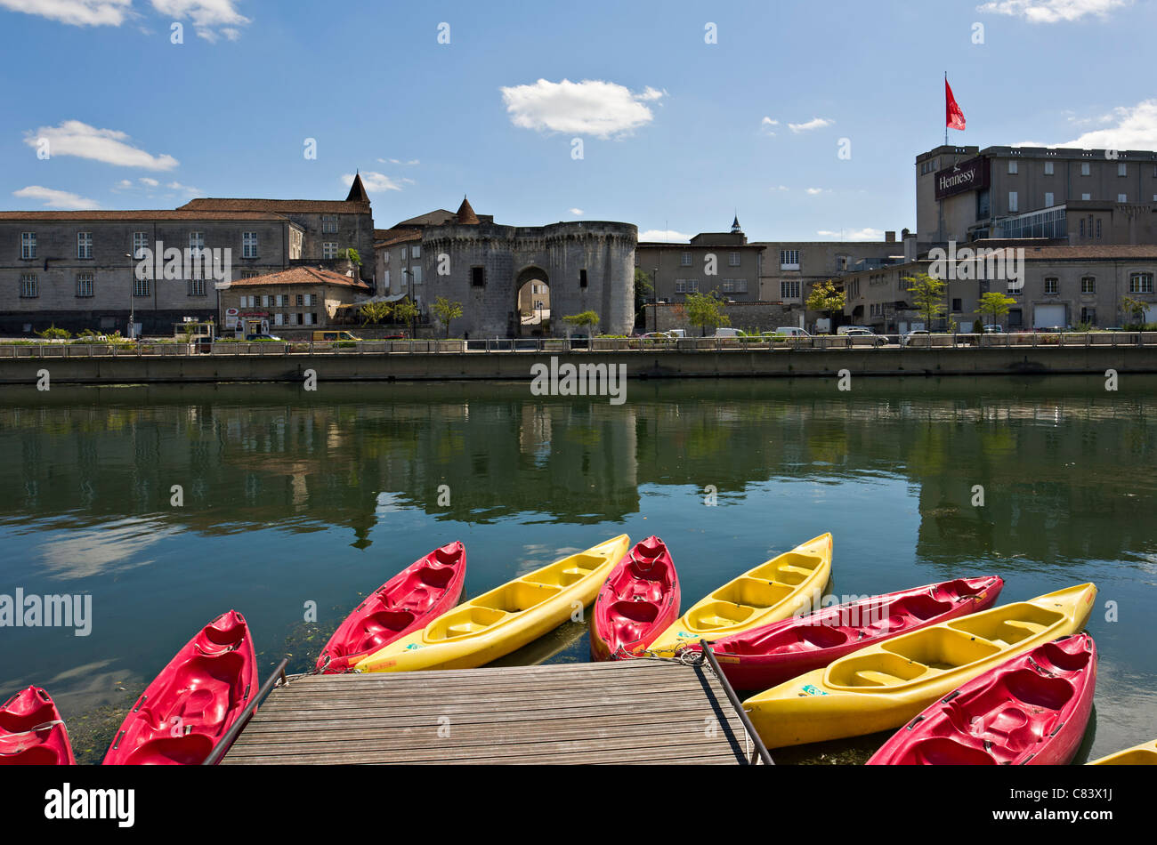 Kayaks sur la Charente, en face de la maison de cognac Hennessy, Cognac, Charente, France Banque D'Images