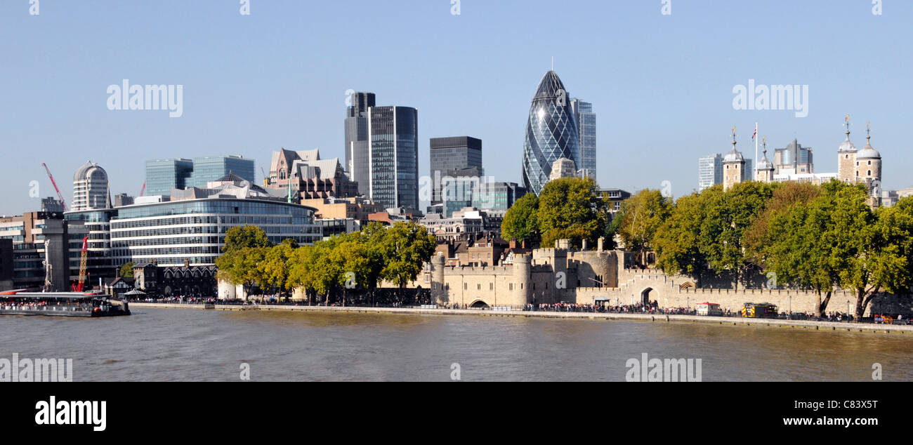 Tamise à marée haute ville de Londres et le "Tour de Londres" avec cornichon London England UK landmark building skyscraper Banque D'Images
