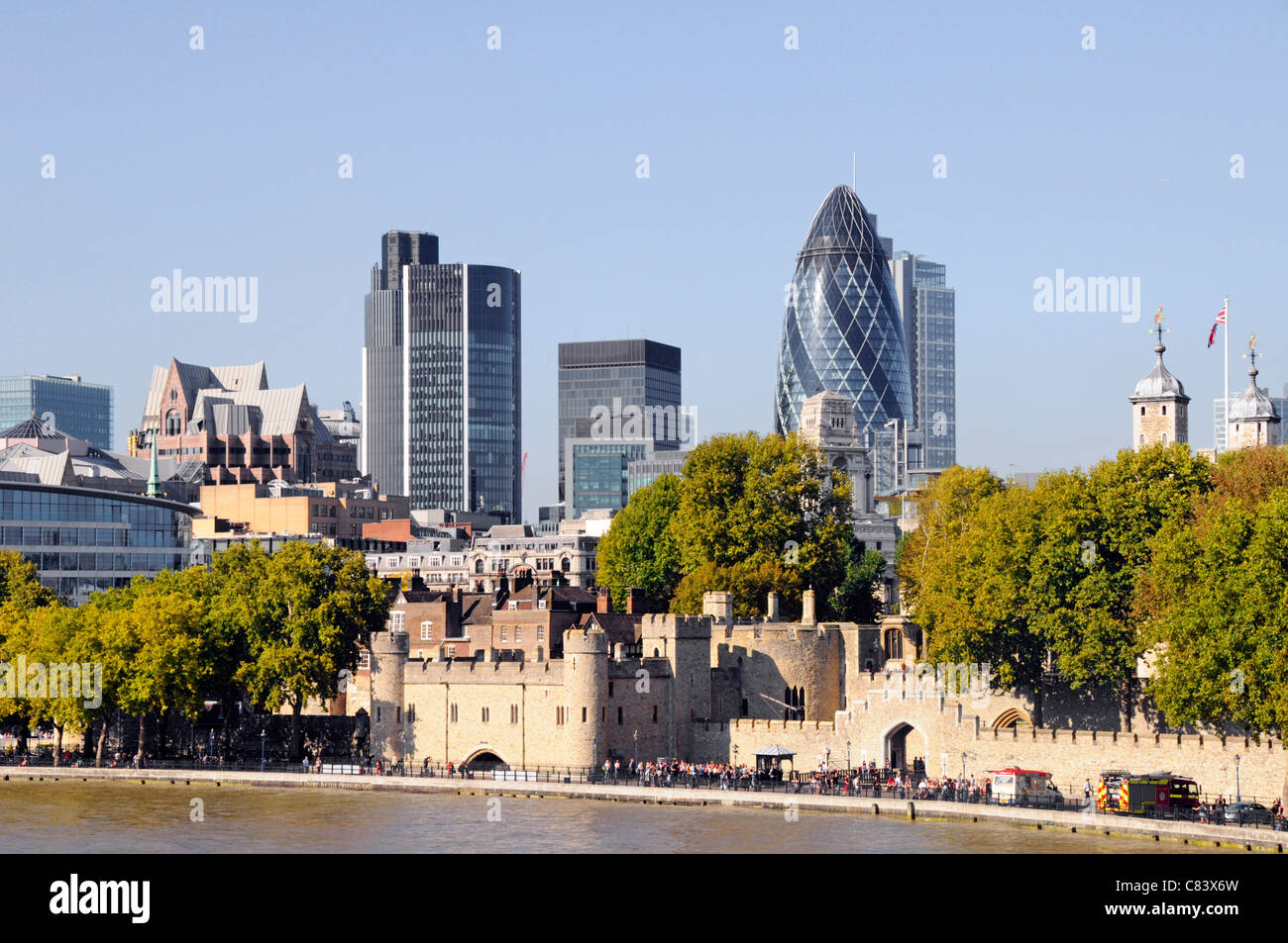 Tamise City de Londres paysage urbain ville et le 'Tour de Londres' avec cornichon London England UK Construction Banque D'Images