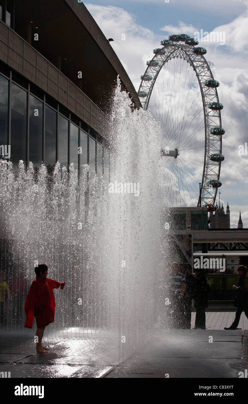 Jouant dans les fontaines en dehors de la chambres apparaissant salle des fêtes sur London's South Bank Banque D'Images