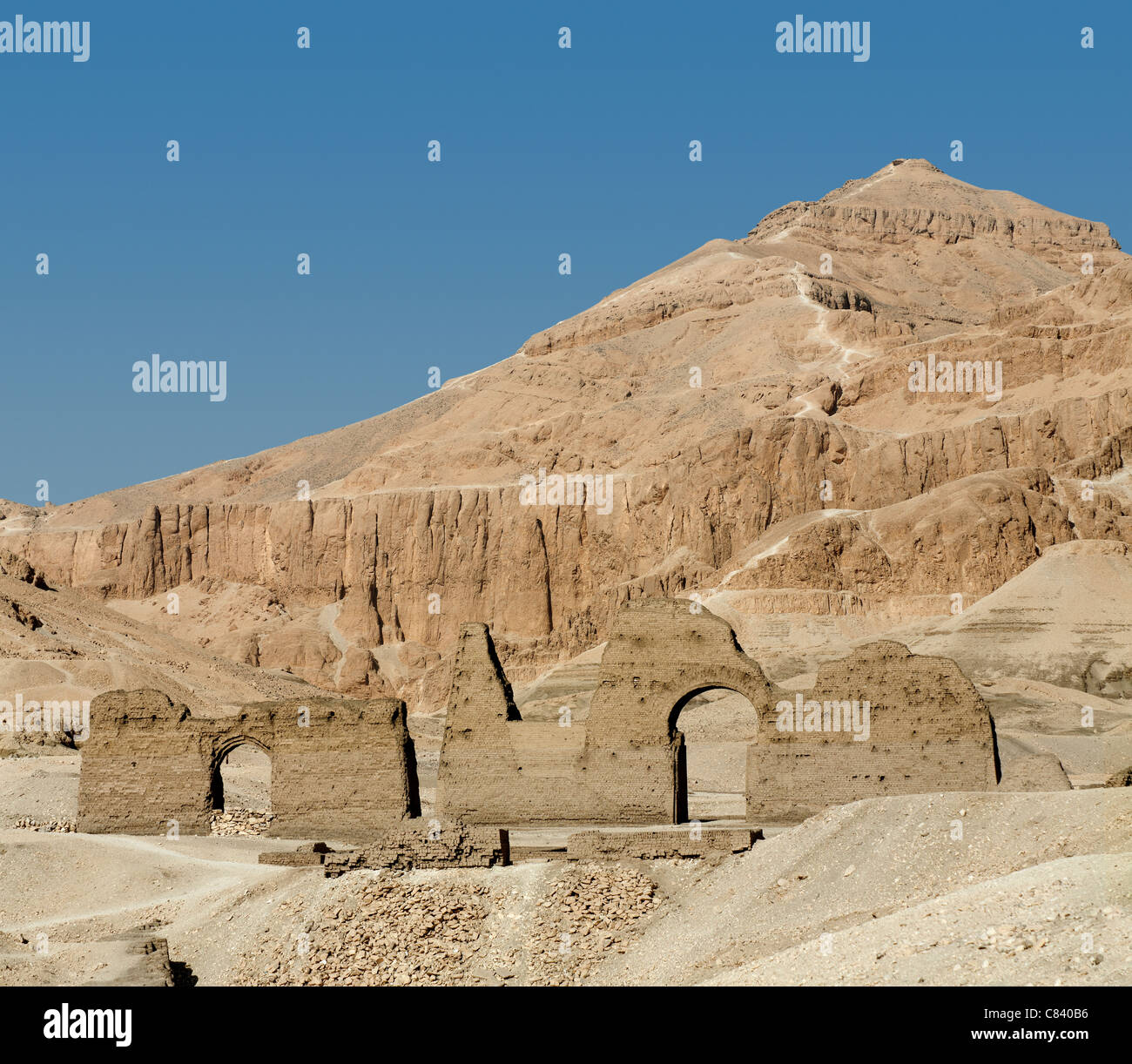 Vue sur les murs de brique de boue l'Asasif les tombes avec la montagne de Meret Segar, Cisjordanie menace au-dessus de Louxor, Banque D'Images