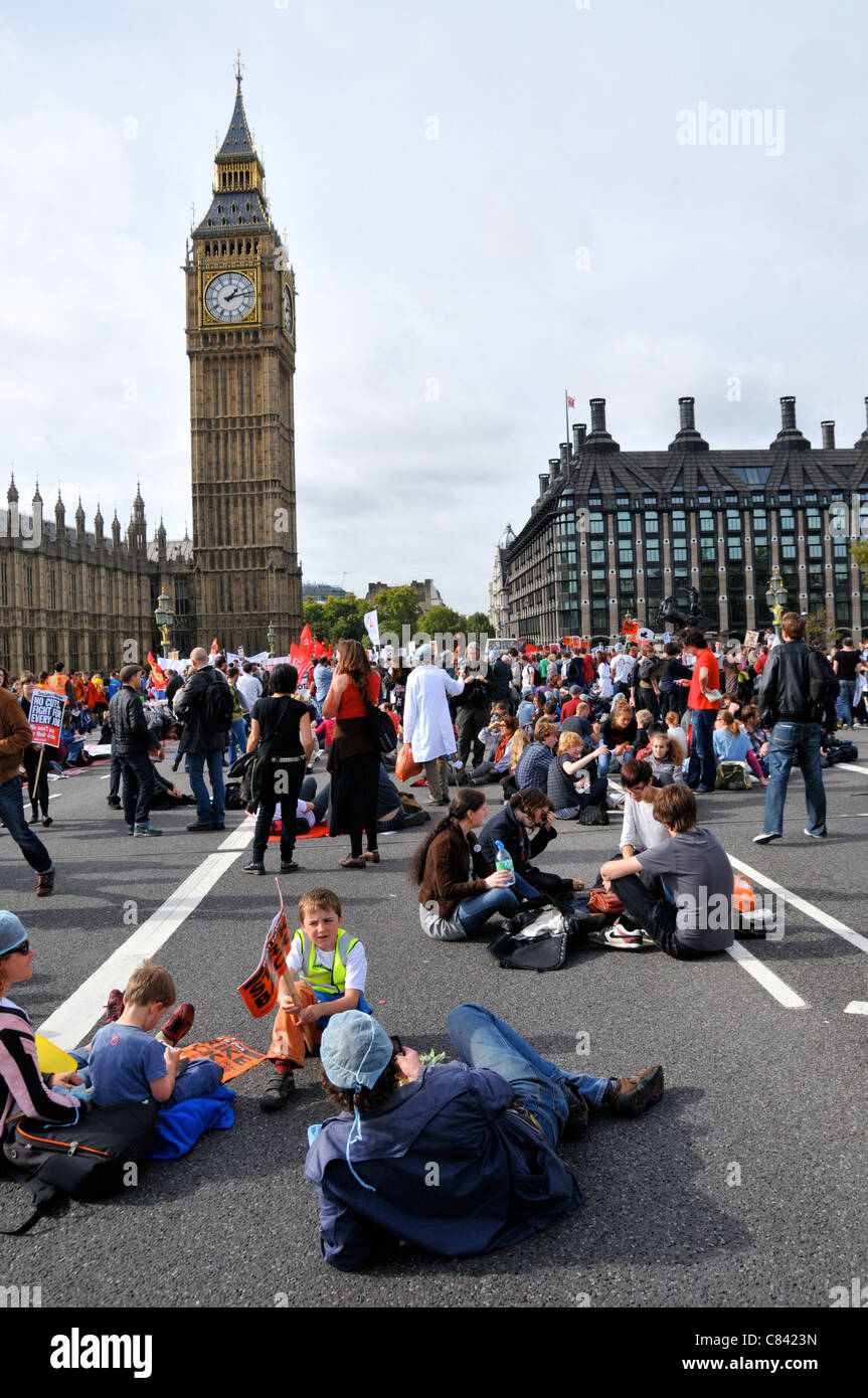 Bloquer le projet de loi NHS protester Westminster Bridge London 8 Octobre 2011 Banque D'Images
