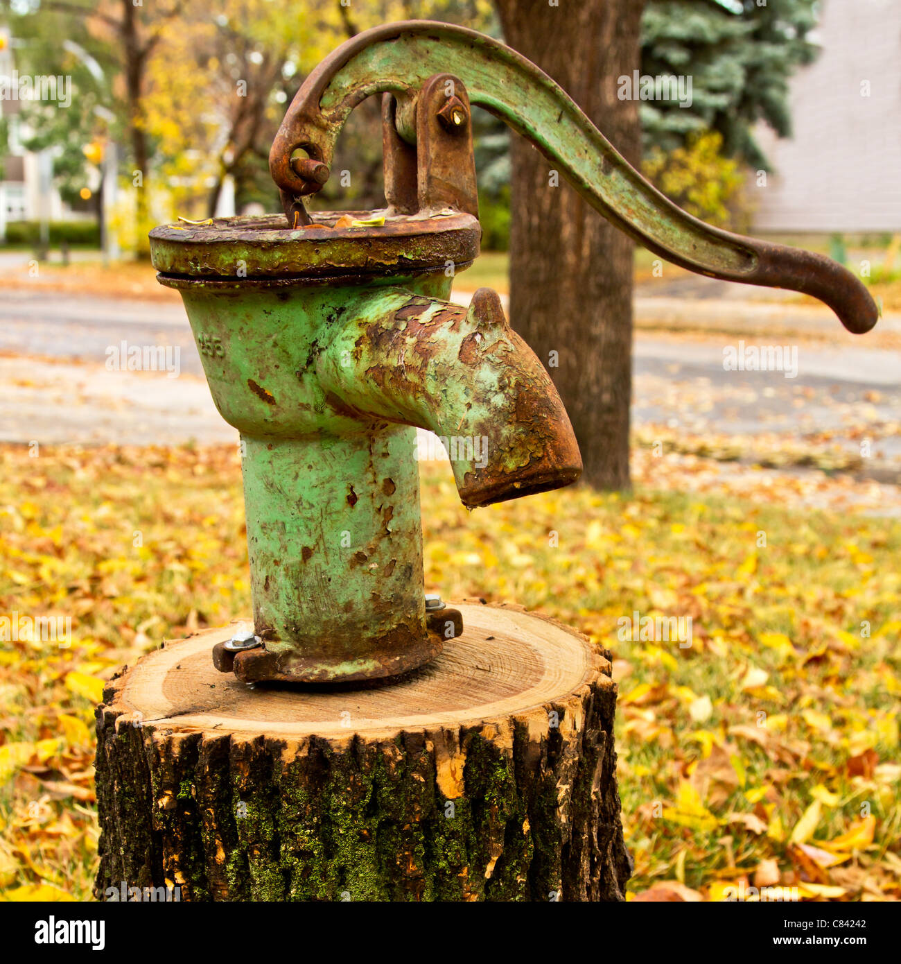 Ancienne pompe à eau Banque de photographies et d'images à haute résolution  - Alamy