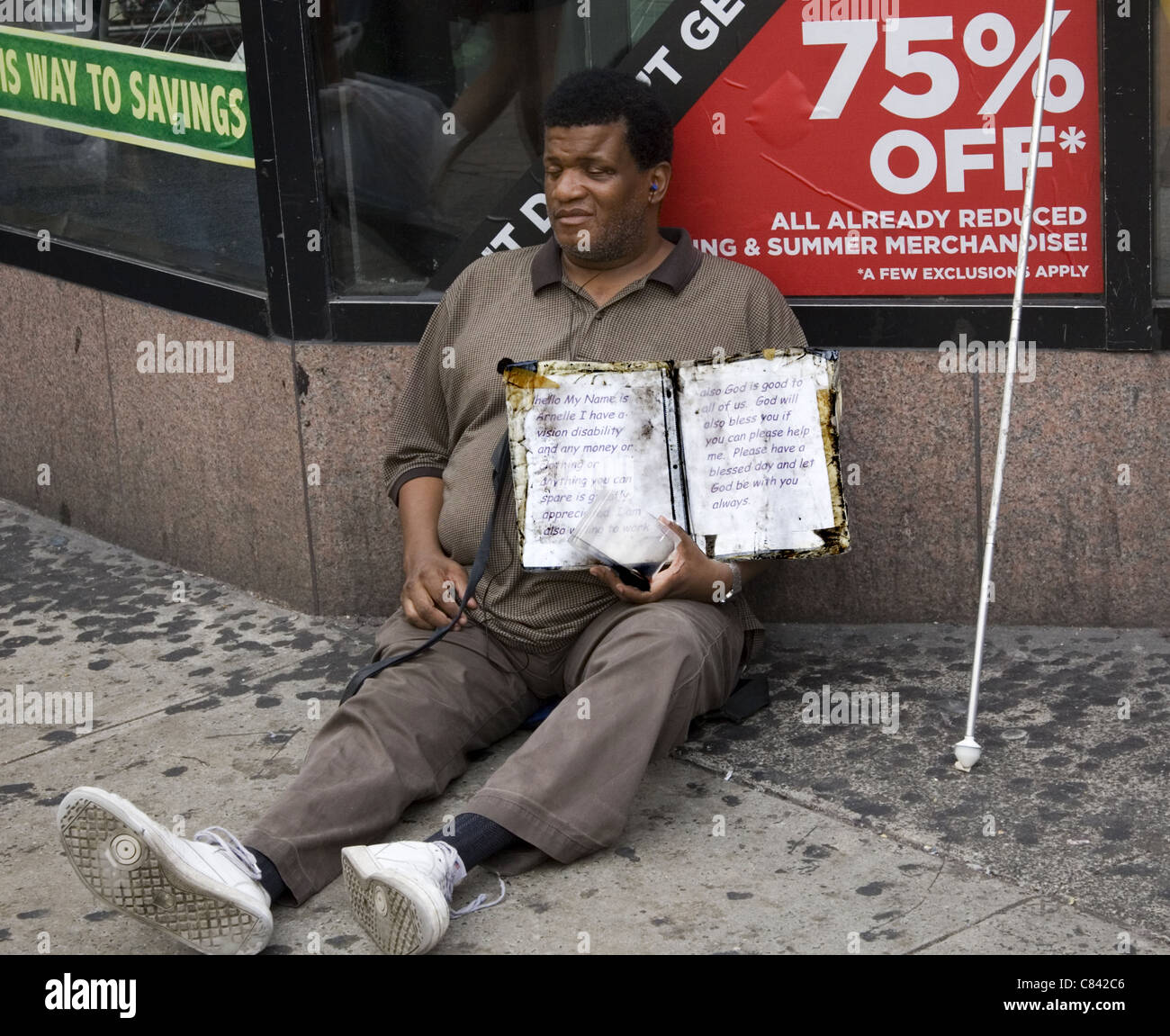 Homme aveugle se trouve sur la 34e rue pour demander la charité. NYC. Banque D'Images