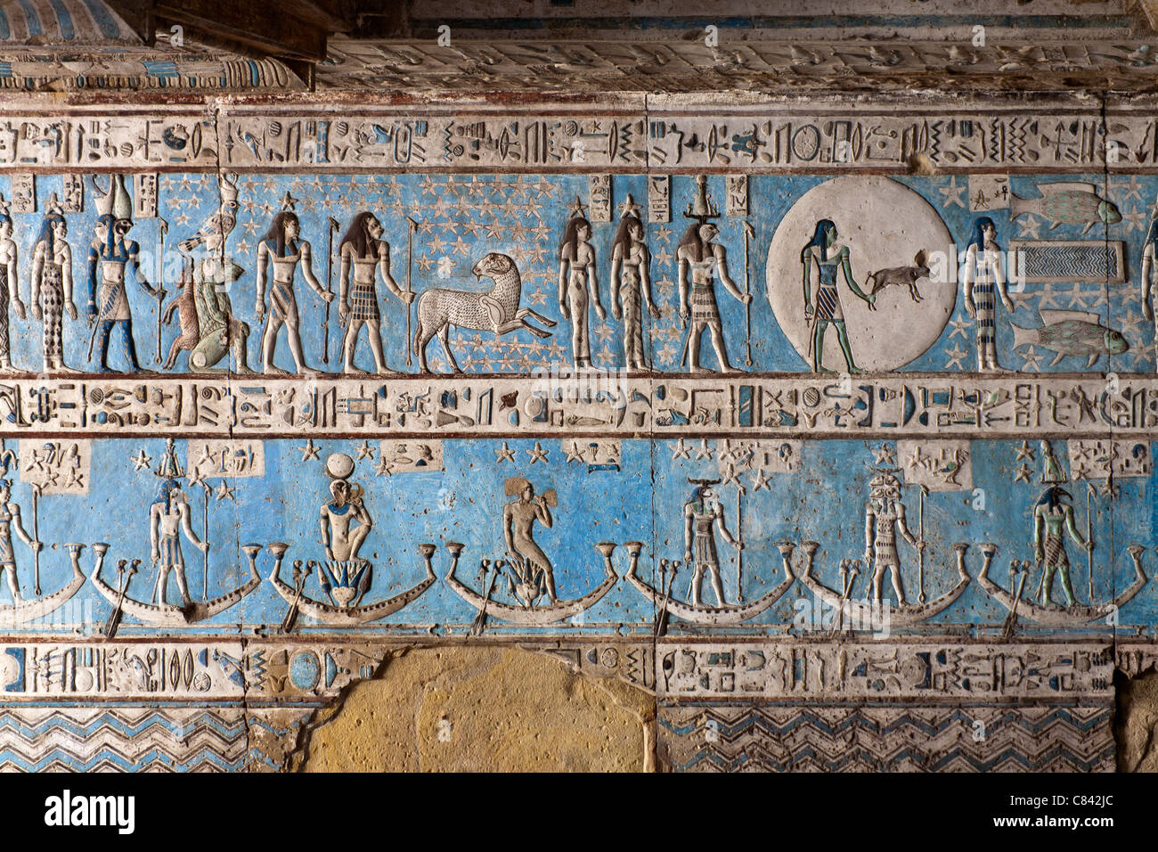 Droit de l'intérieur détails de Dendera Temple montrant le nouveau plafond nettoyé Banque D'Images