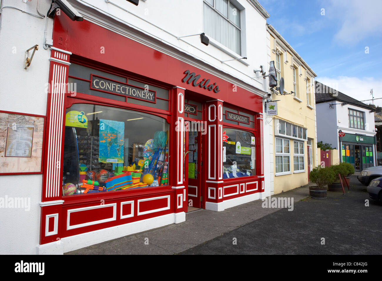 Petite confiserie marchand et general store shop en enniscrone ville Comté de Sligo en république d'Irlande Banque D'Images