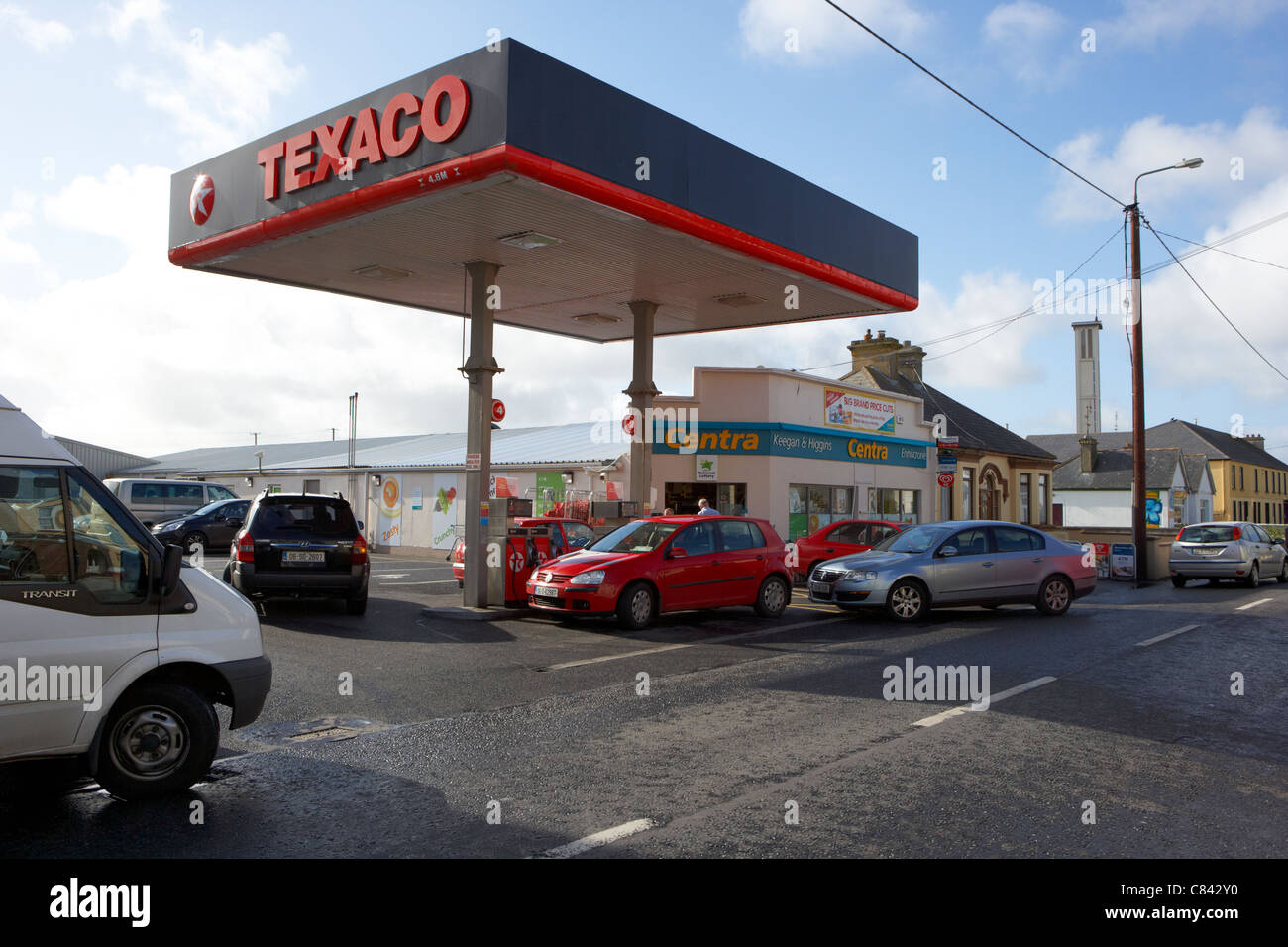 Des voitures font la queue jusqu'à la petite station de remplissage d'essence dans le centre de la rue principale de la ville d''enniscrone sligo county république d'Irlande Banque D'Images