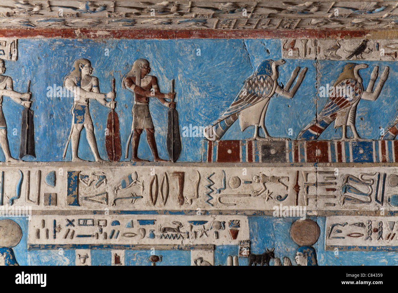 Droit de l'intérieur détails de Dendera Temple montrant le nouveau plafond nettoyé Banque D'Images