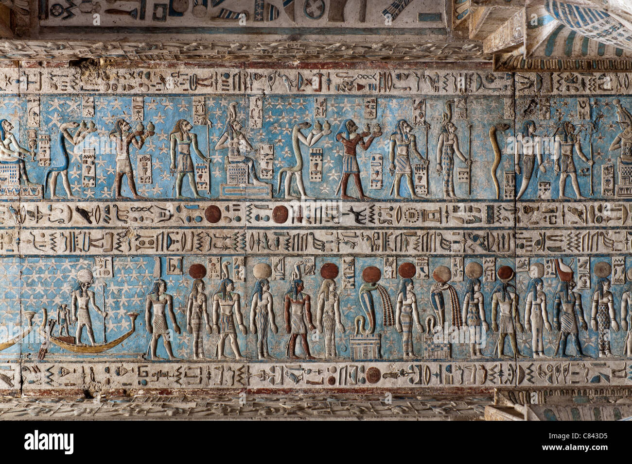Droit de l'intérieur détails de Dendera Temple montrant le nouveau plafond nettoyé Banque D'Images