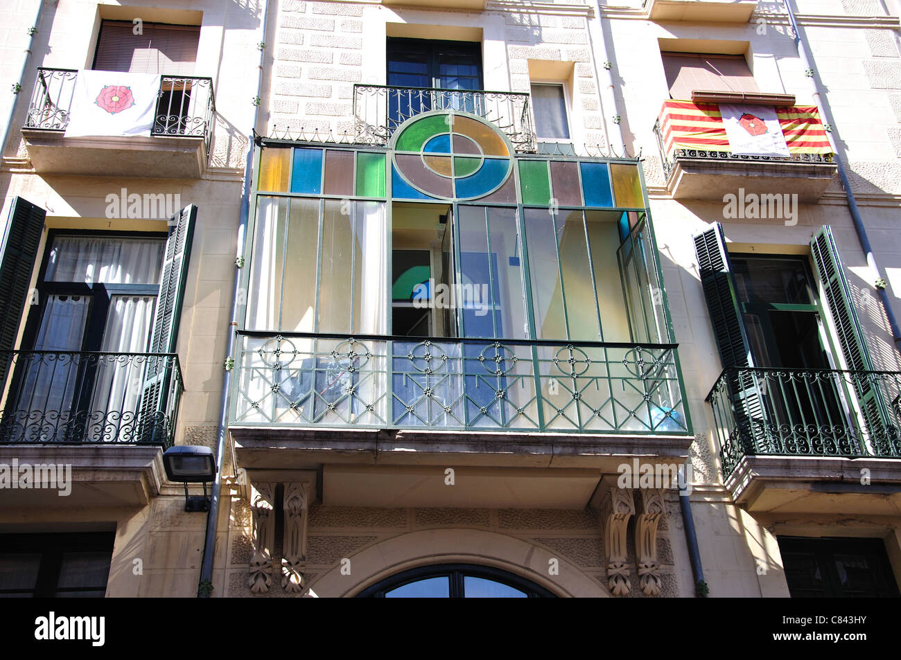 Façade en verre sur la construction, le Raval de Santa Anna, Reus, province de Tarragone, Catalogne, Espagne Banque D'Images