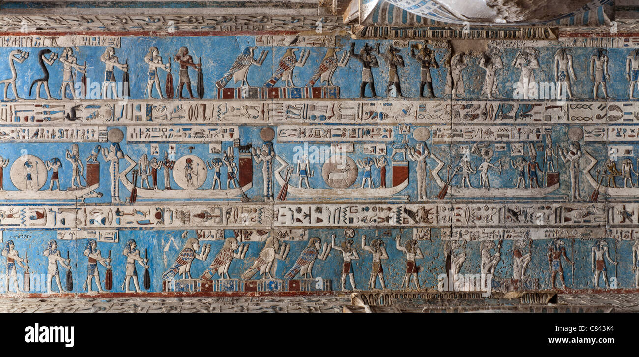 Droit de l'intérieur détails de Dendera Temple montrant le nouveau plafond nettoyé Banque D'Images