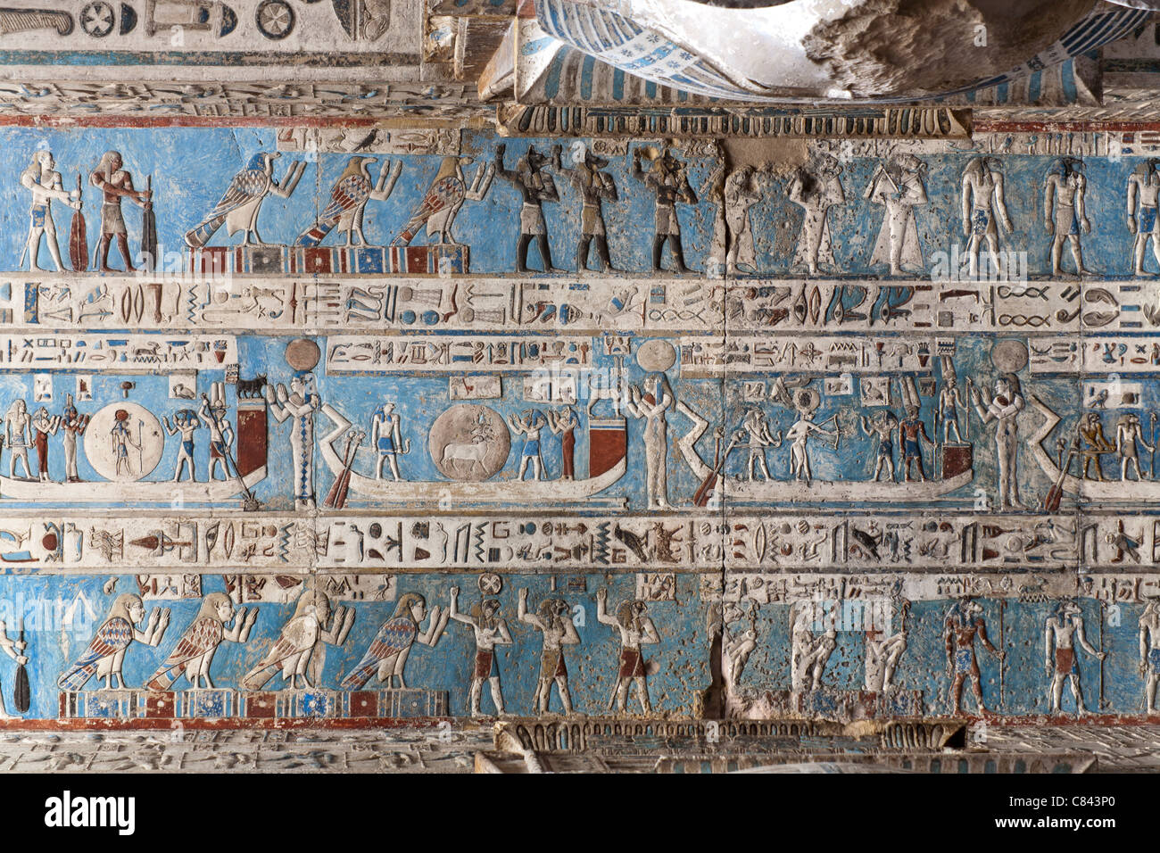 Droit de l'intérieur détails de Dendera Temple montrant le nouveau plafond nettoyé Banque D'Images