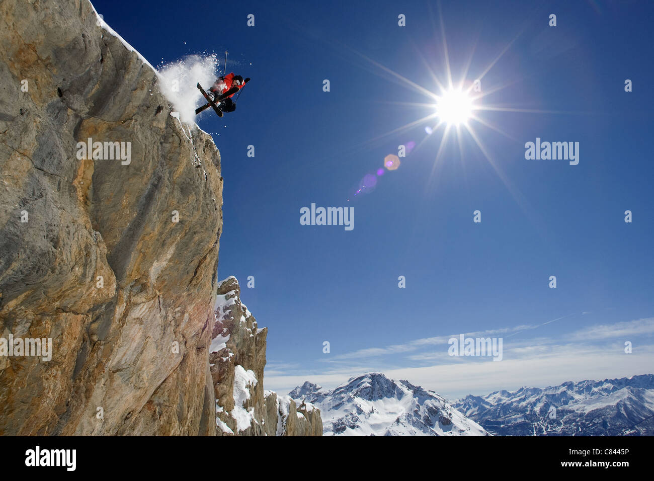 Skieur dans les airs on snowy mountain Banque D'Images