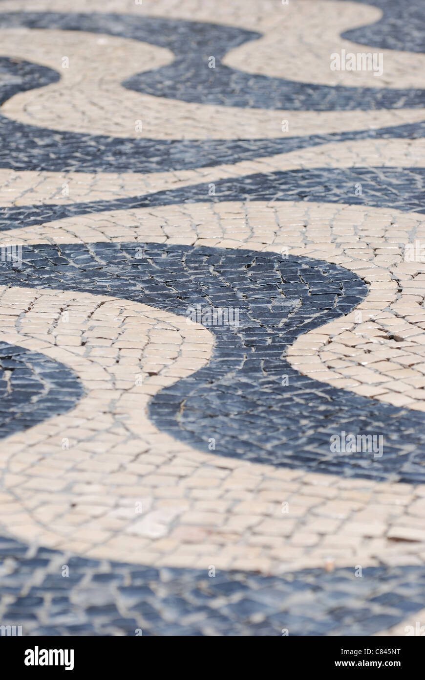 Noir et blanc portugais "mosaïque de pierres calcada' trottoir Banque D'Images