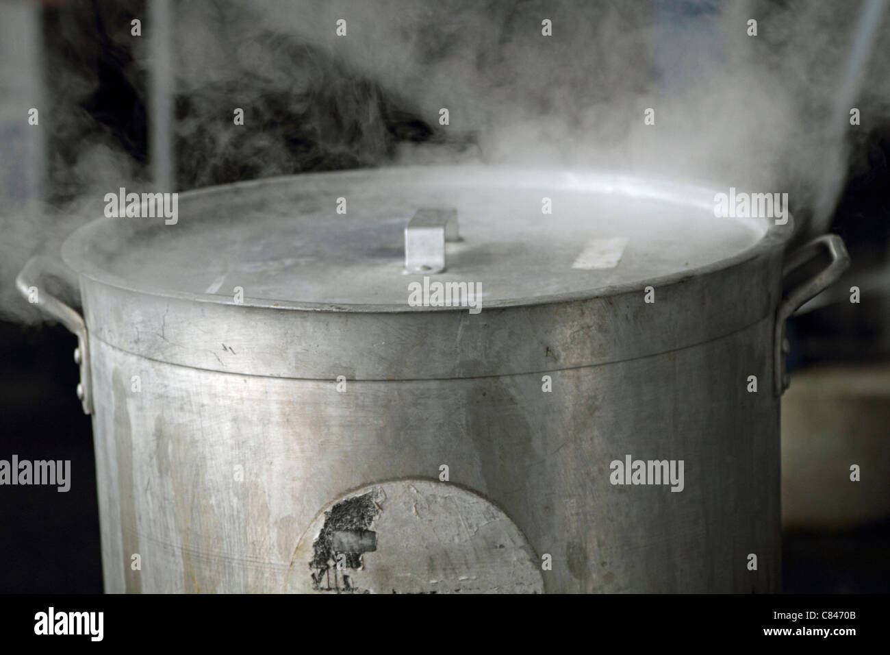 La vapeur d'une marmite de taille industrielle faisant l'alimentation pour un événement de course NASCAR. Circuit automobile international de Dover, Dover, Delaware, USA Banque D'Images
