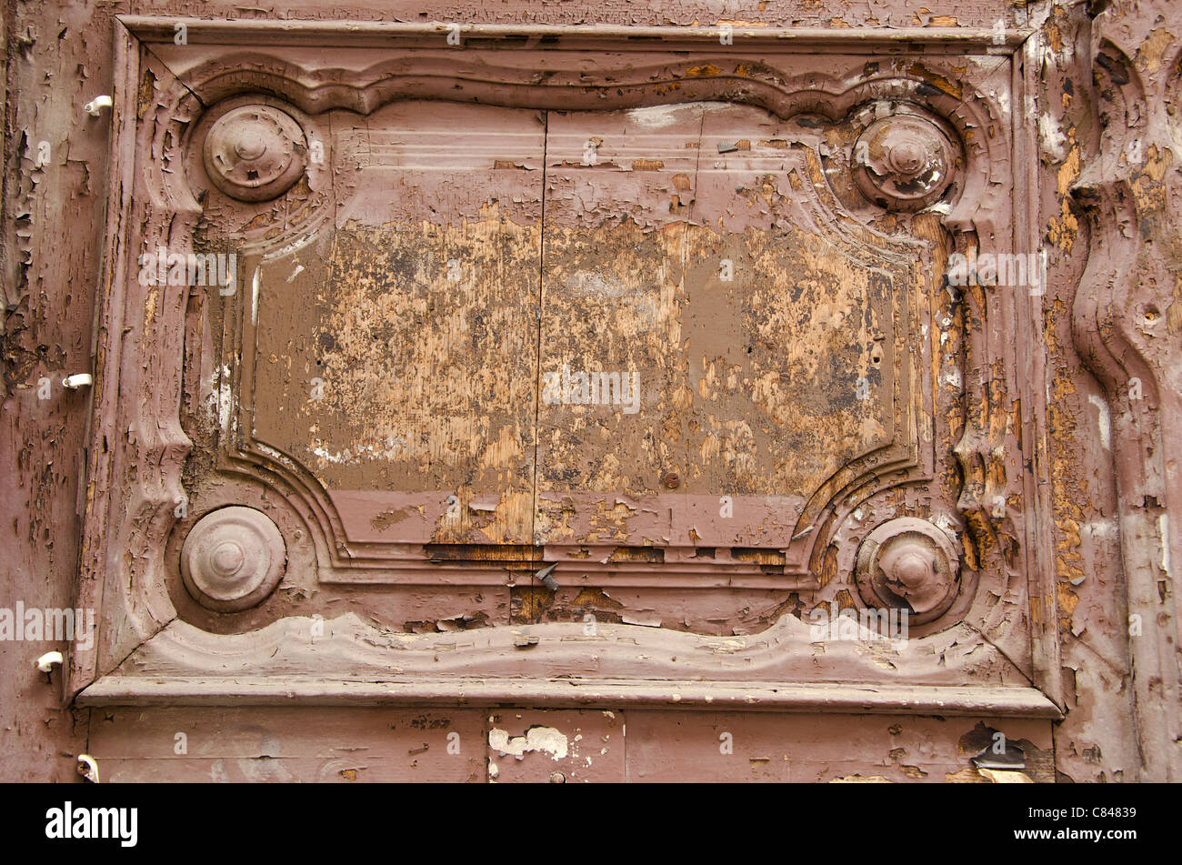 Vieille porte en bois, fragment. Des ornements architecturaux et décortiquées de la peinture. Banque D'Images