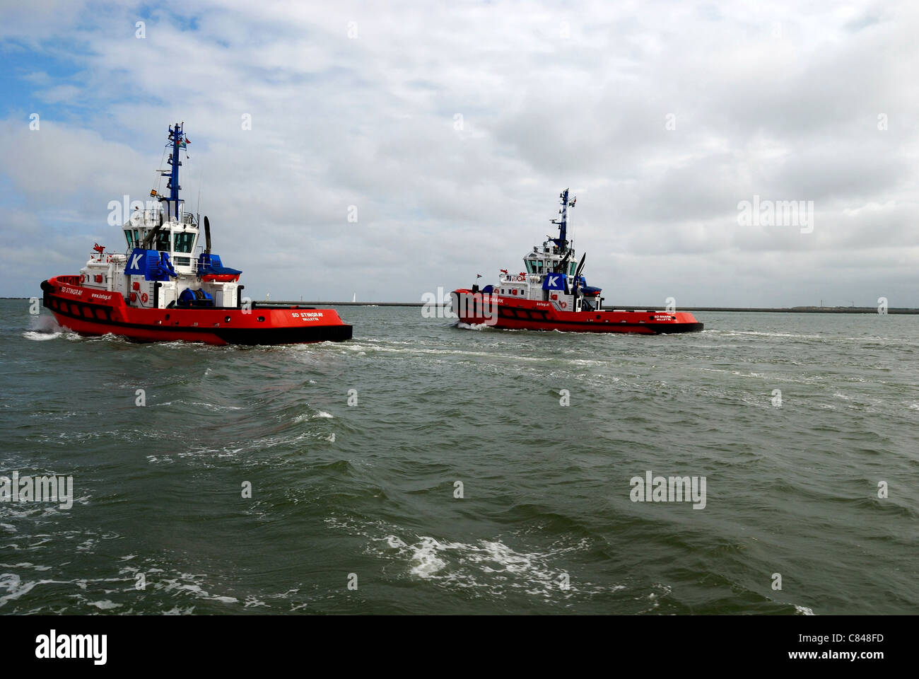 Deux remorqueurs Kotug head sur la mer du Nord dans le port de Rotterdam. Banque D'Images
