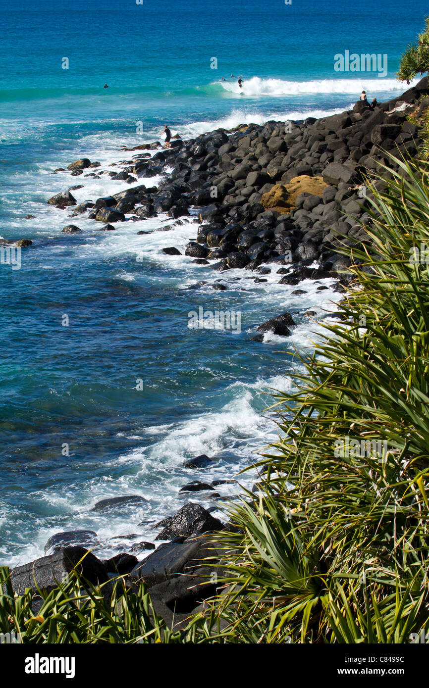 Planche de Surf riders près de roches sur la Gold Coast en Australie Banque D'Images