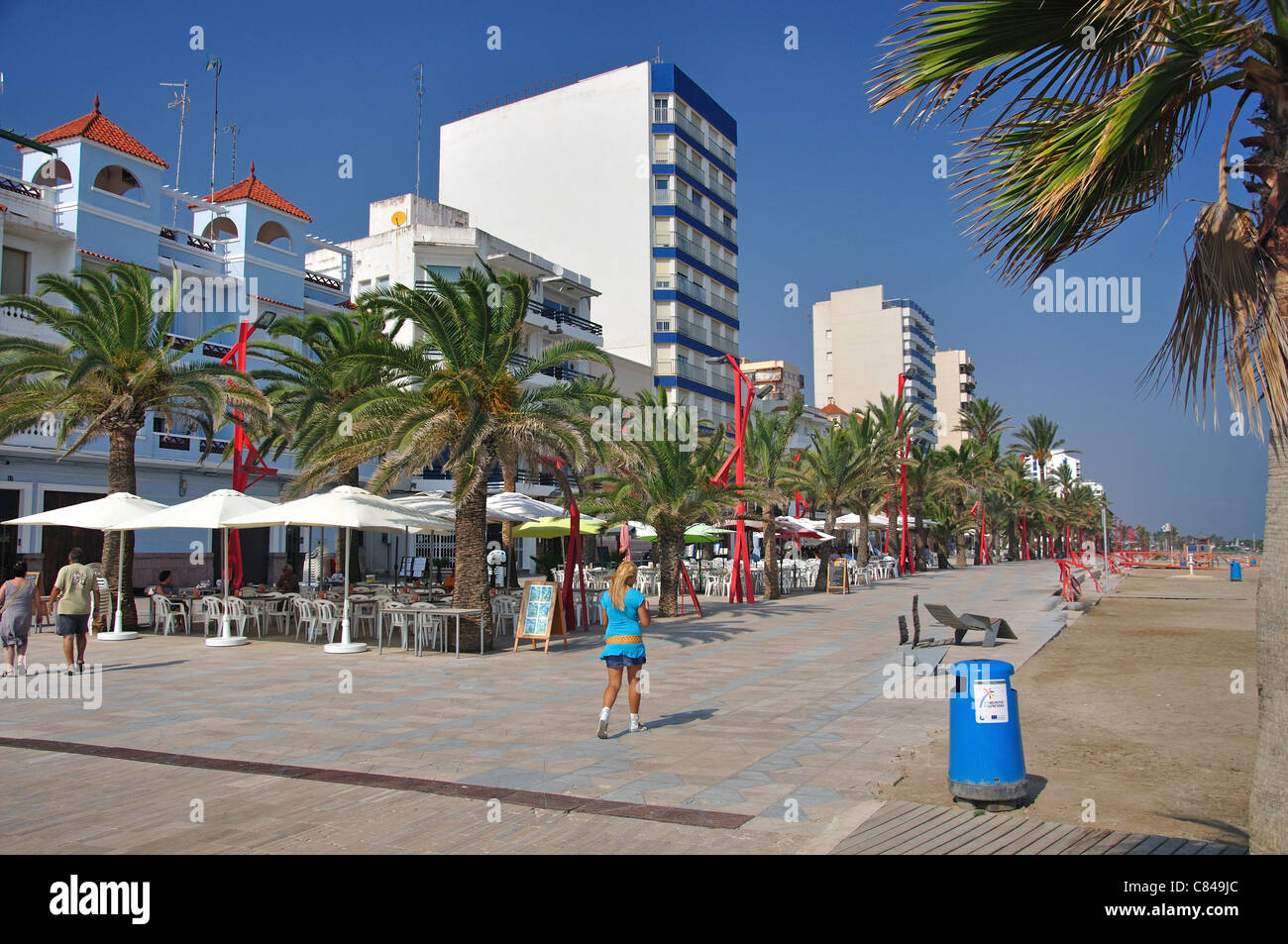Par la promenade de la plage Platja del Forti, Vinaròs, Costa del Azahar, Province de Castellón, Communauté Valencienne, Espagne Banque D'Images