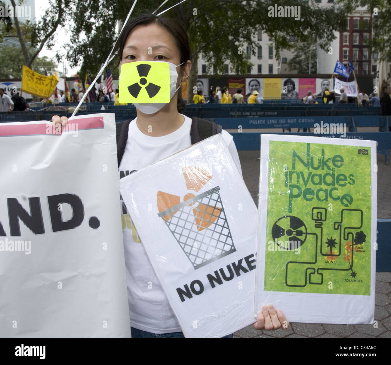 Le japonais de Fukushima avec d'autres activistes antinuke démontrer à l'extérieur de l'Organisation des Nations Unies à New York Banque D'Images