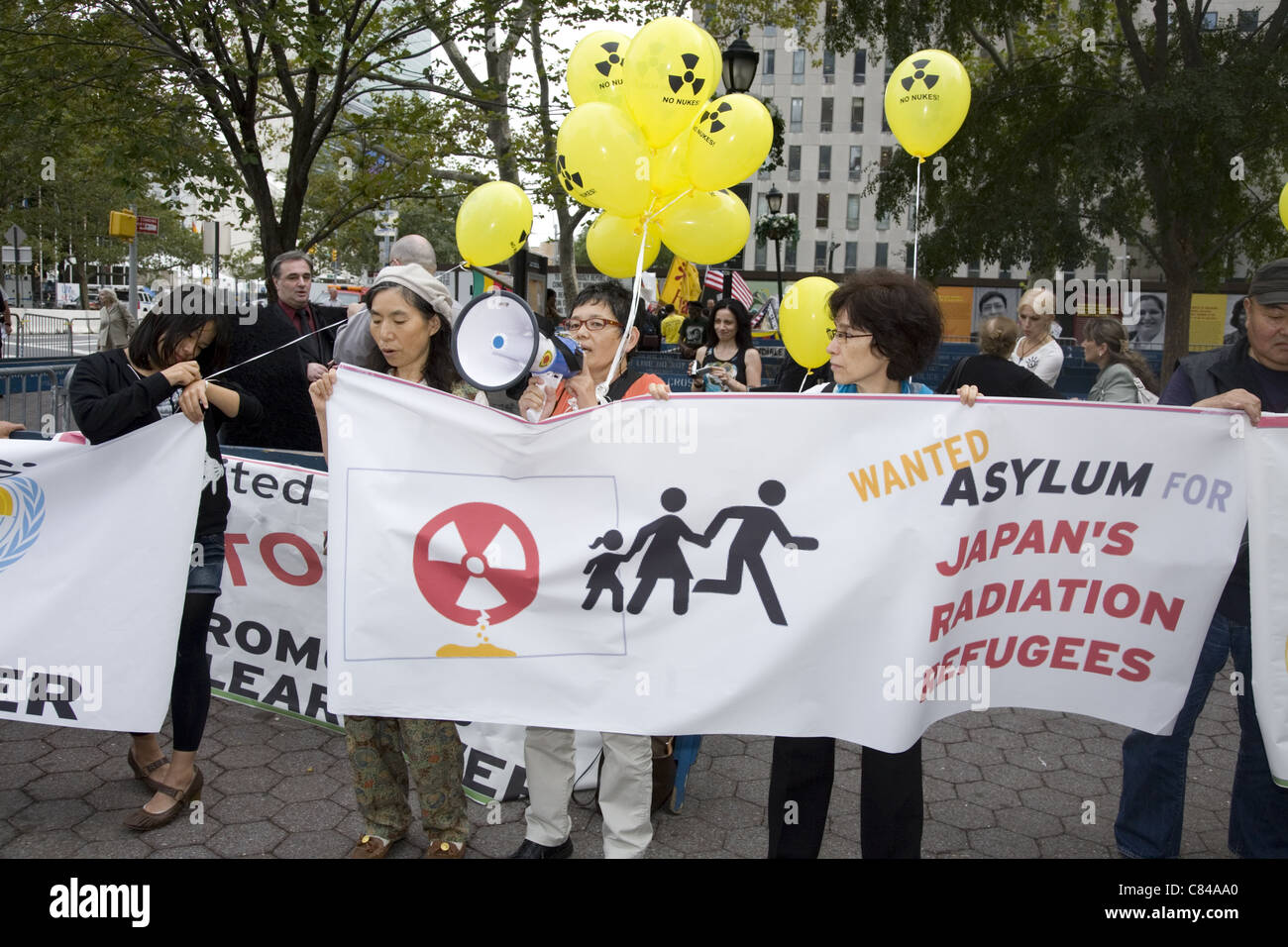 Le japonais de Fukushima avec d'autres activistes antinuke démontrer à l'extérieur de l'Organisation des Nations Unies à New York Banque D'Images