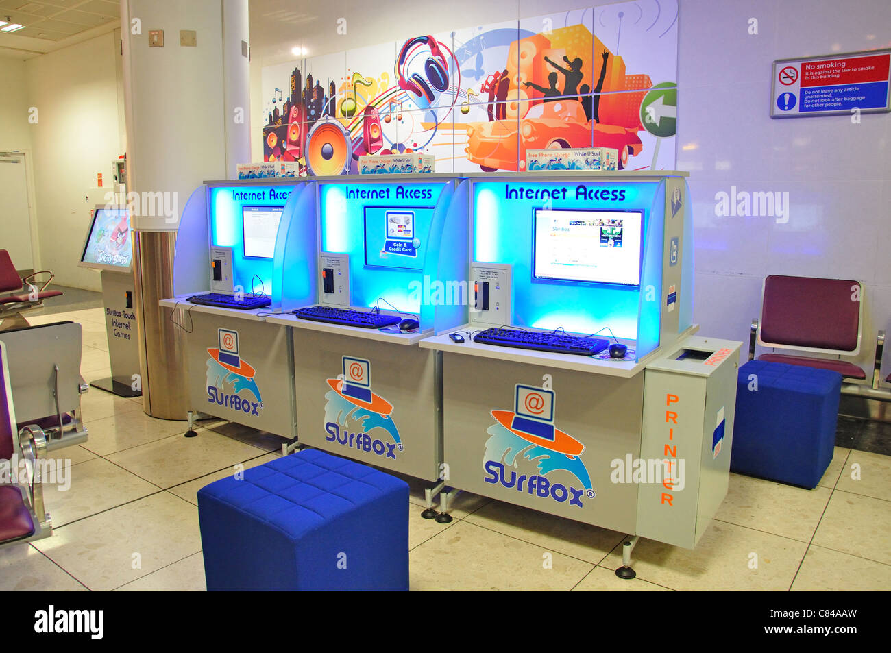 Accès Internet Salon, North Terminal, l'aéroport de London Gatwick, Crawley, West Sussex, Angleterre, Royaume-Uni Banque D'Images