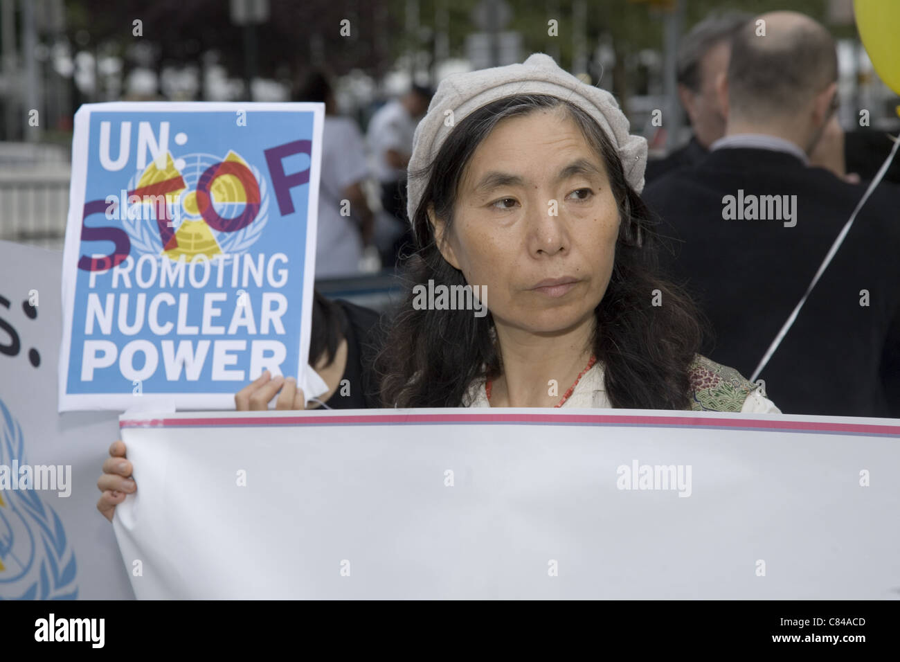 Le japonais de Fukushima avec d'autres activistes antinuke démontrer à l'extérieur de l'Organisation des Nations Unies à New York Banque D'Images
