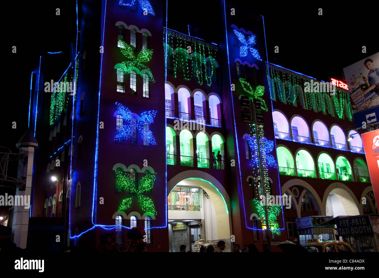 La gare éclairée pour Durga puja Festival à Kolkata (Calcutta), West Bengal, India. Banque D'Images