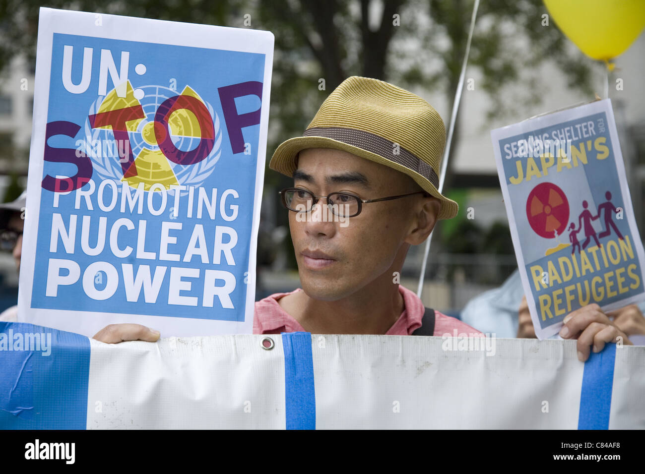 Le japonais de Fukushima avec d'autres activistes antinuke démontrer à l'extérieur de l'Organisation des Nations Unies à New York Banque D'Images