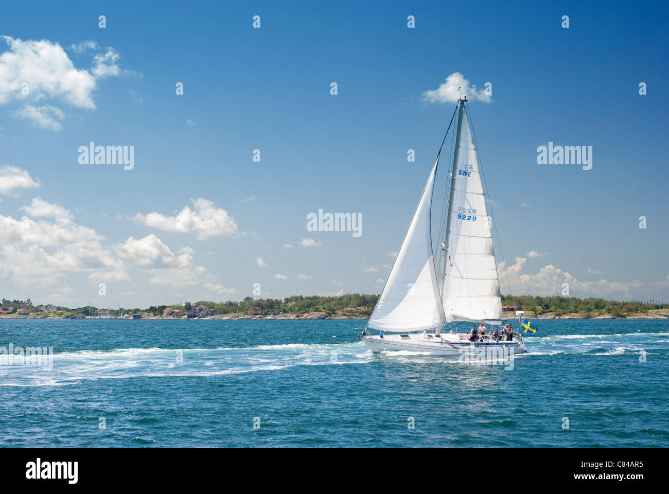 Petit bateau à voile dans l'ouest de la Suède au cours d'une belle journée d'été. Ciel bleu et l'eau. Banque D'Images
