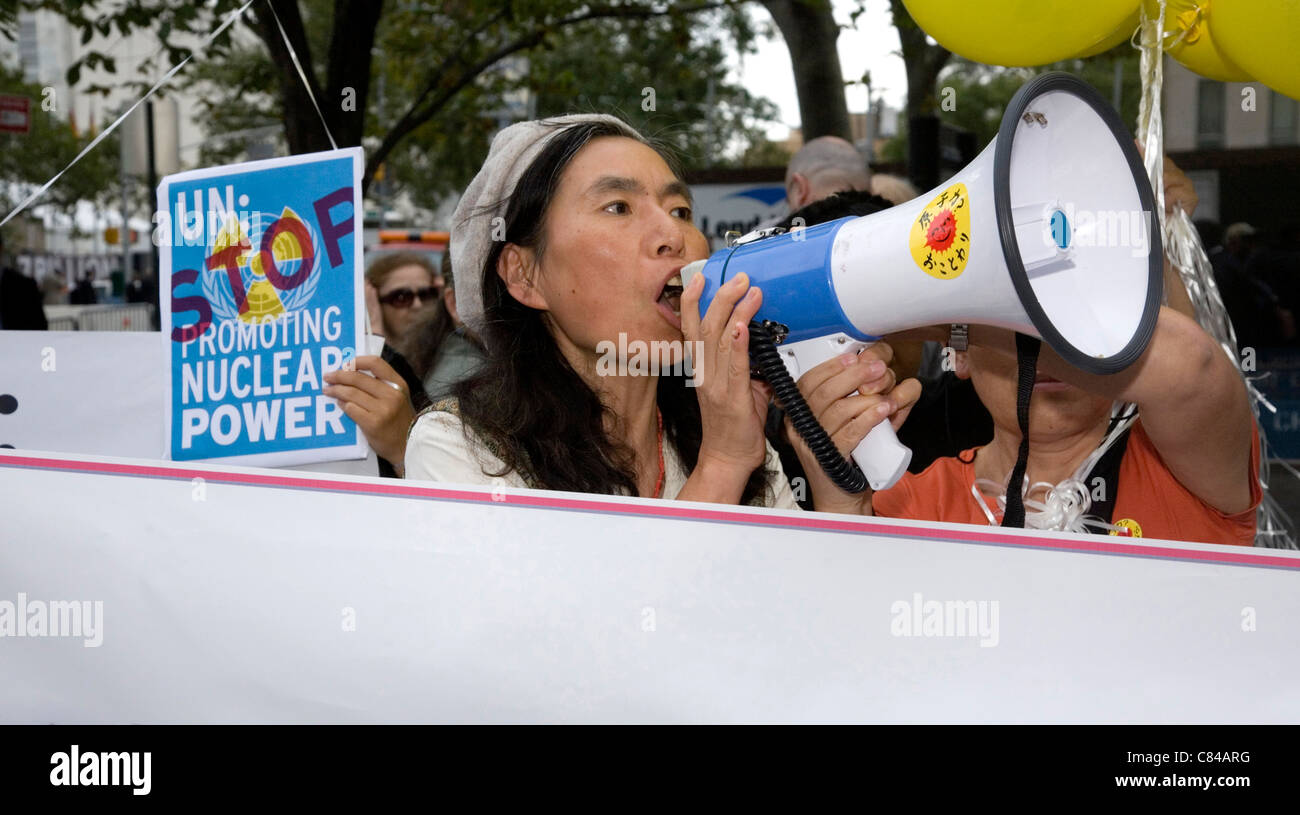 Le japonais de Fukushima avec d'autres activistes antinuke démontrer à l'extérieur de l'Organisation des Nations Unies à New York Banque D'Images