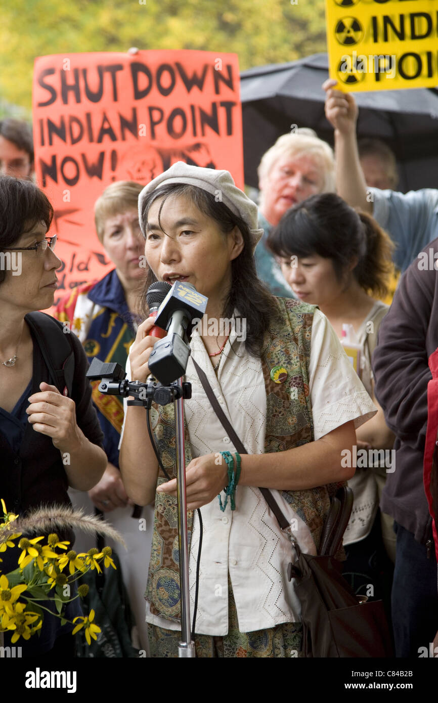 La femme japonaise de Fukushima à la conférence de presse par la centrale nucléaire d'Indian Point, à New York, demandant qu'il soit fermé. Banque D'Images