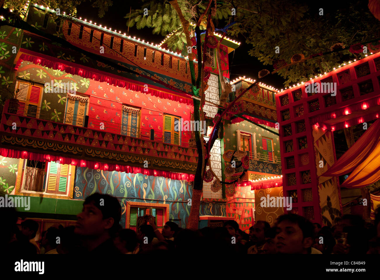 Bâtiment résidentiel décoré à 'Badamtala Ashar Sangha Puja' au cours de Durga Puja Festival à Kolkata, Bengale occidental, Inde. Banque D'Images