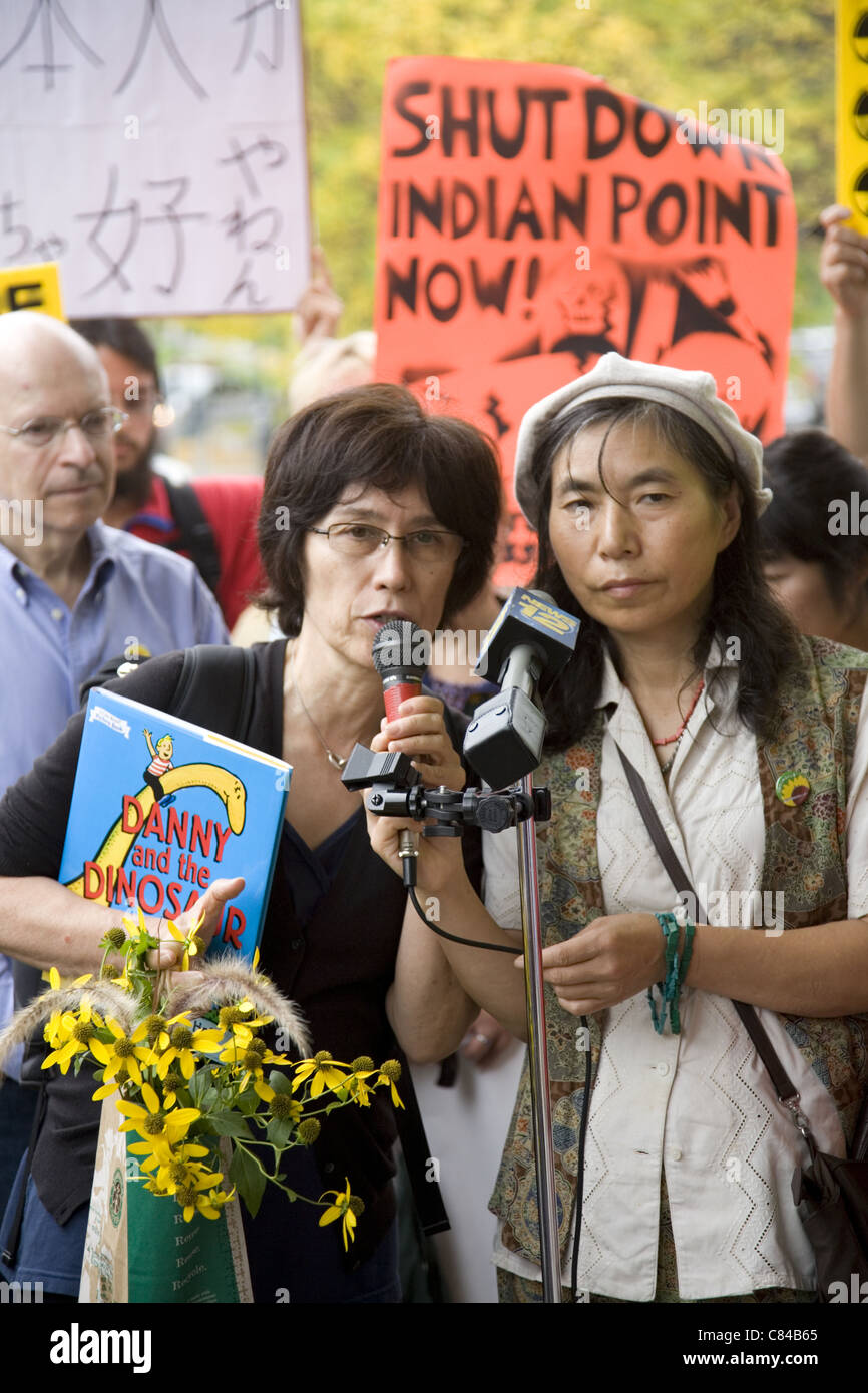 La femme japonaise de Fukushima à la conférence de presse par la centrale nucléaire d'Indian Point, à New York, demandant qu'il soit fermé. Banque D'Images