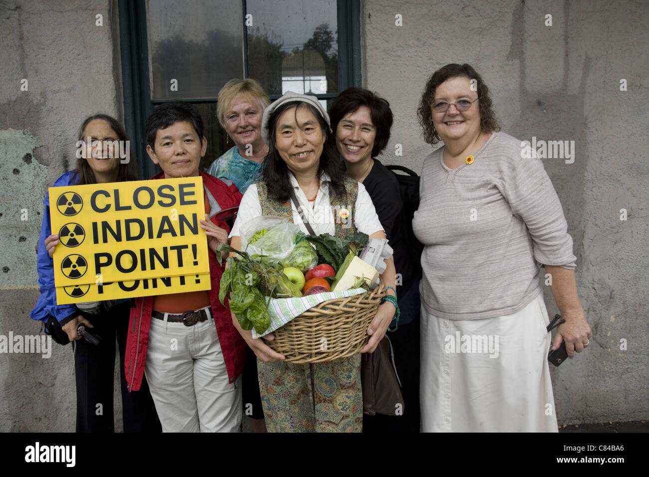 Satchiko Sato un agriculteur biologique de Fukushima Japon avec présent de NY et agriculteurs militants antinucléaires près d'Indian Point. Banque D'Images