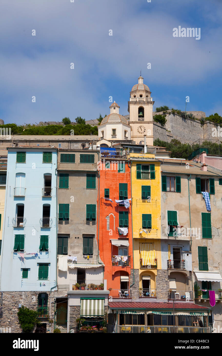 Église de San Lorenzo et maisons colorées de Porto Venere, province La Spezia, Liguria di Levante, Italie, Méditerranée, Europe Banque D'Images