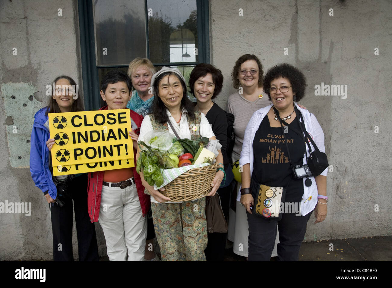 Satchiko Sato un agriculteur biologique de Fukushima Japon avec présent de NY et agriculteurs militants antinucléaires près d'Indian Point. Banque D'Images