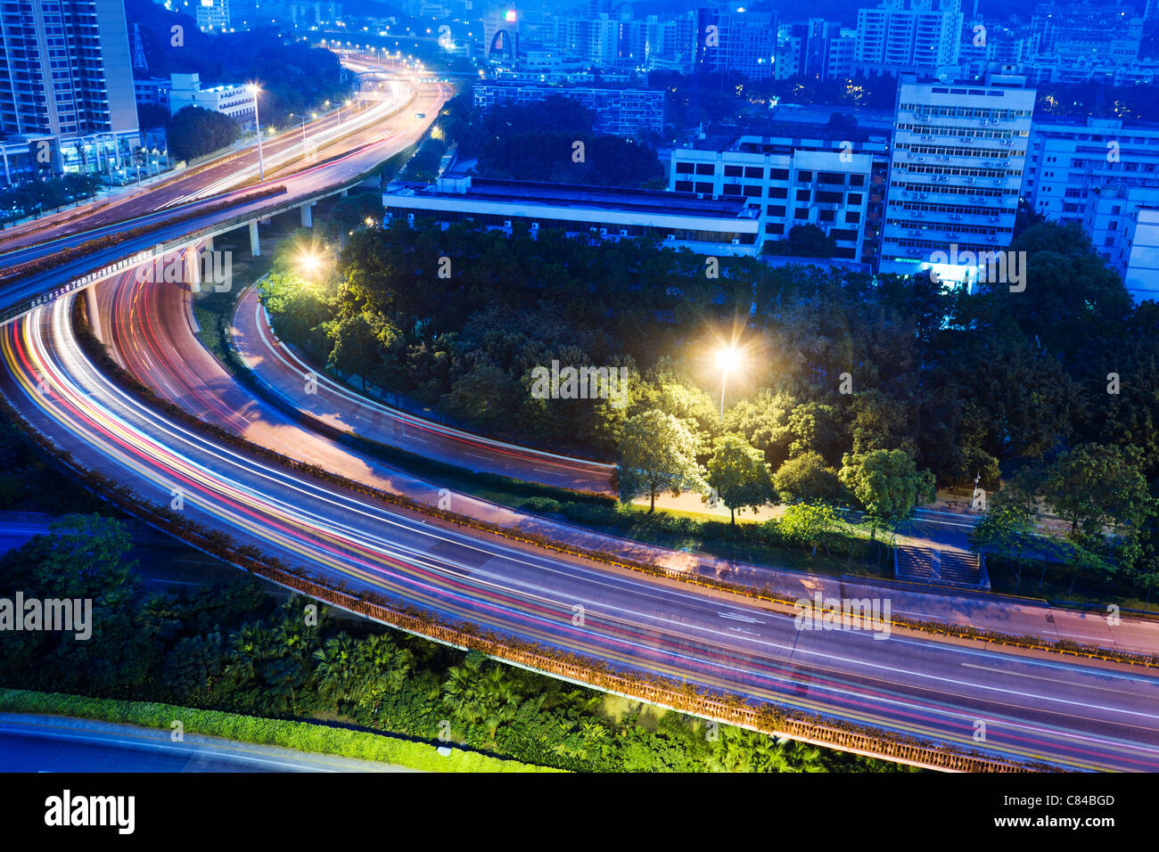 Une jonction de route avec des lignes colorées floues à l'aube Banque D'Images