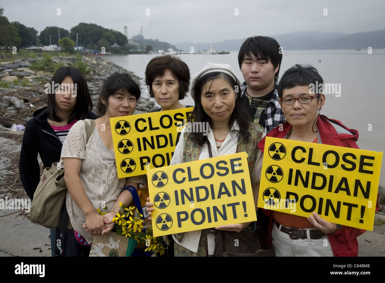 Les agriculteurs japonais et des militants au point d'Indiens qui veulent sauver les New-yorkais d'un désastre similaire comme à Fukushima, au Japon. Banque D'Images