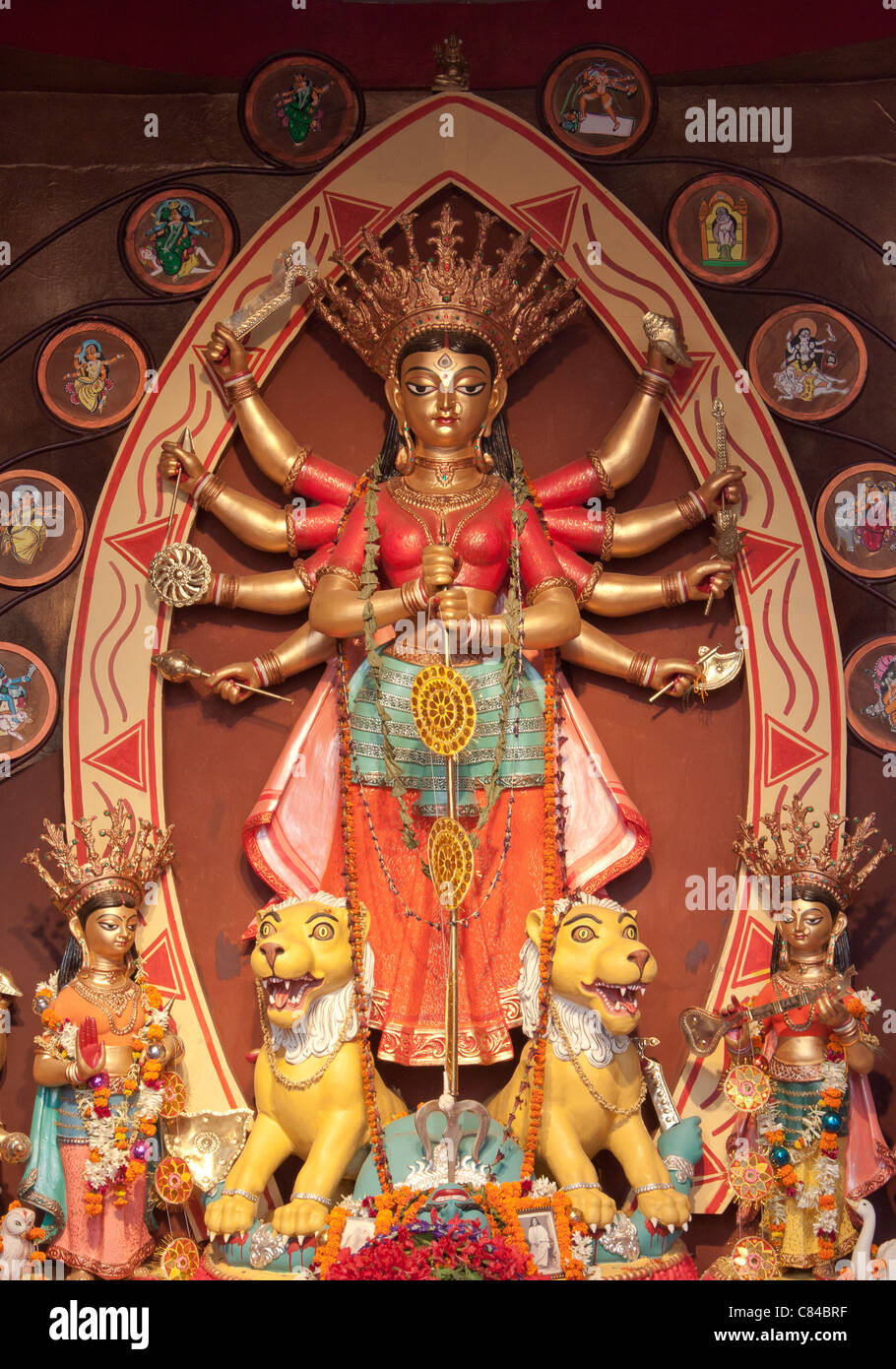 Représentation de la Déesse Durga à Bose "Pukur Durga Puja pandal' dans Kasba, Kolkata (Calcutta), West Bengal, India. Banque D'Images