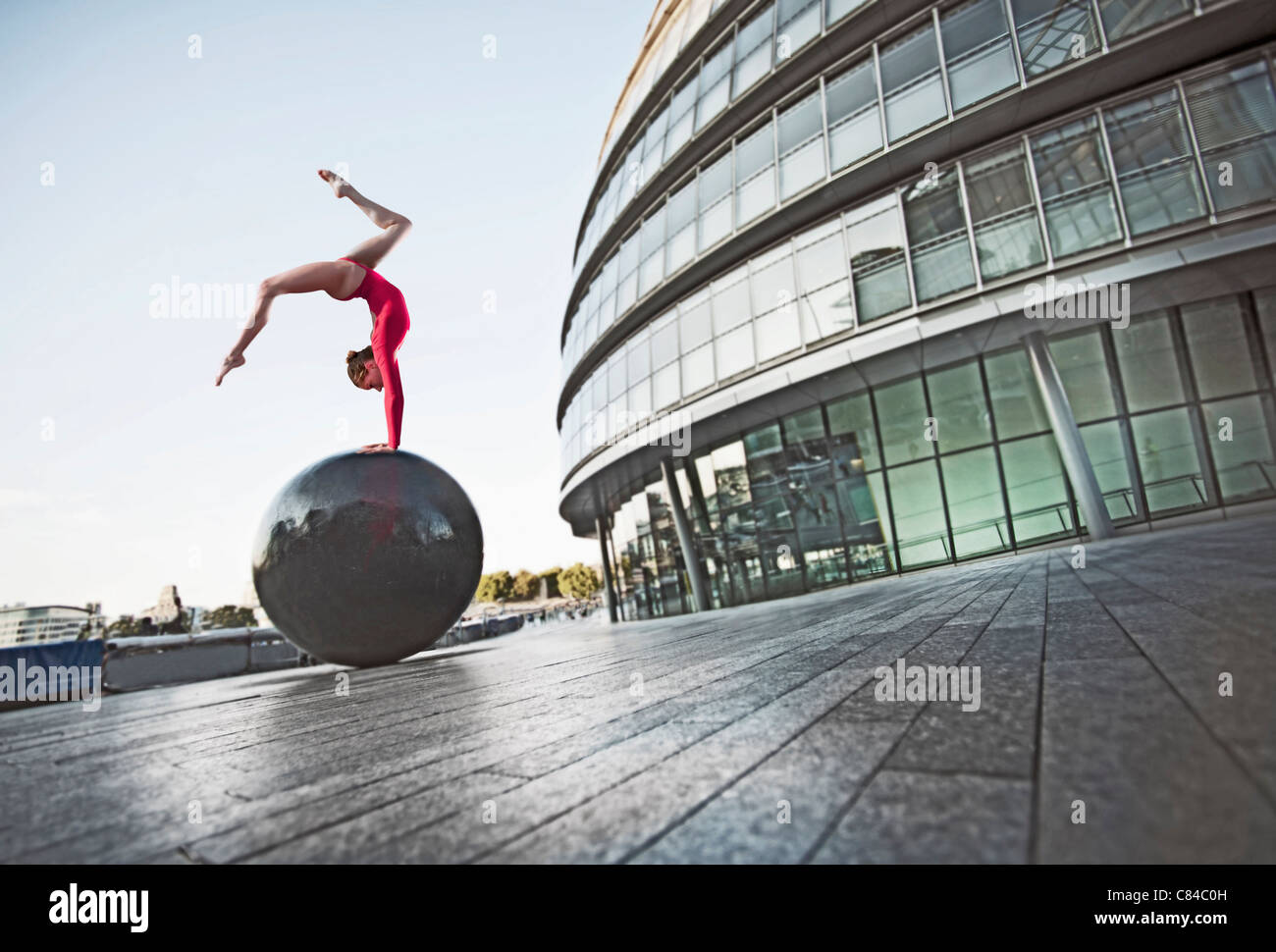 L'équilibrage de gymnaste sur ball sculpture Banque D'Images