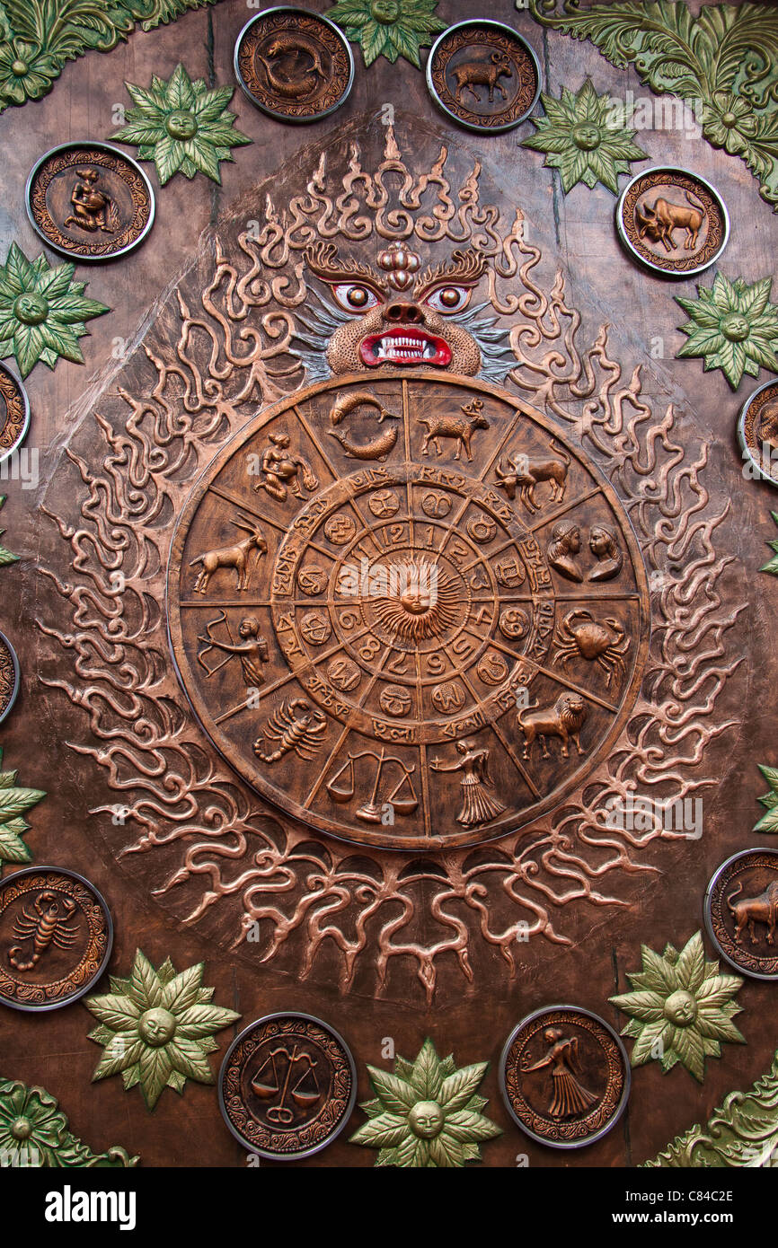 Représentation Thématique des signes du zodiaque à Bose "Pukur Durga Puja pandal' dans Kasba, Kolkata (Calcutta), West Bengal, India. Banque D'Images